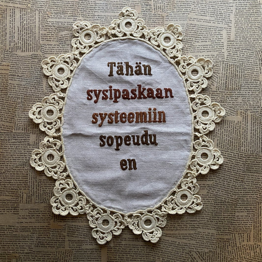 Tähän sysipaskaan systeemiin sopeudu en - kirjontateos