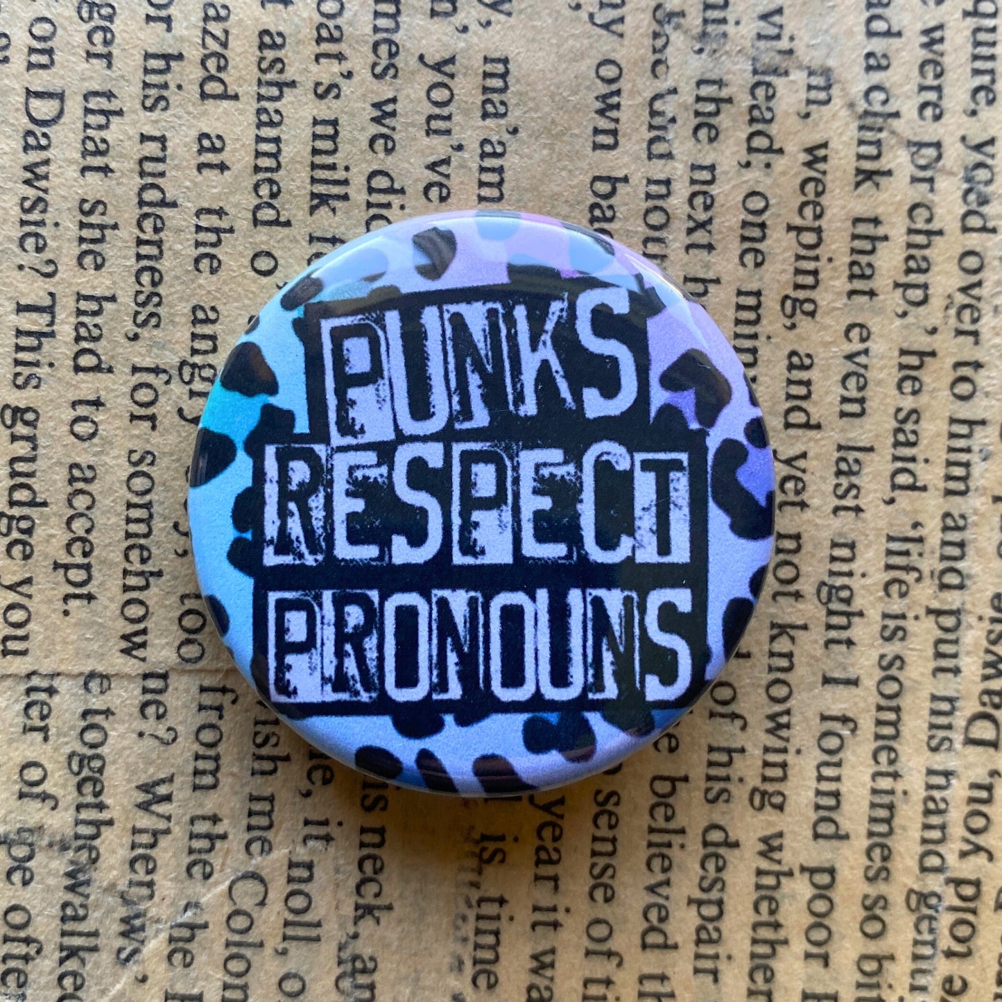 Punks respect pronouns - Pinssi