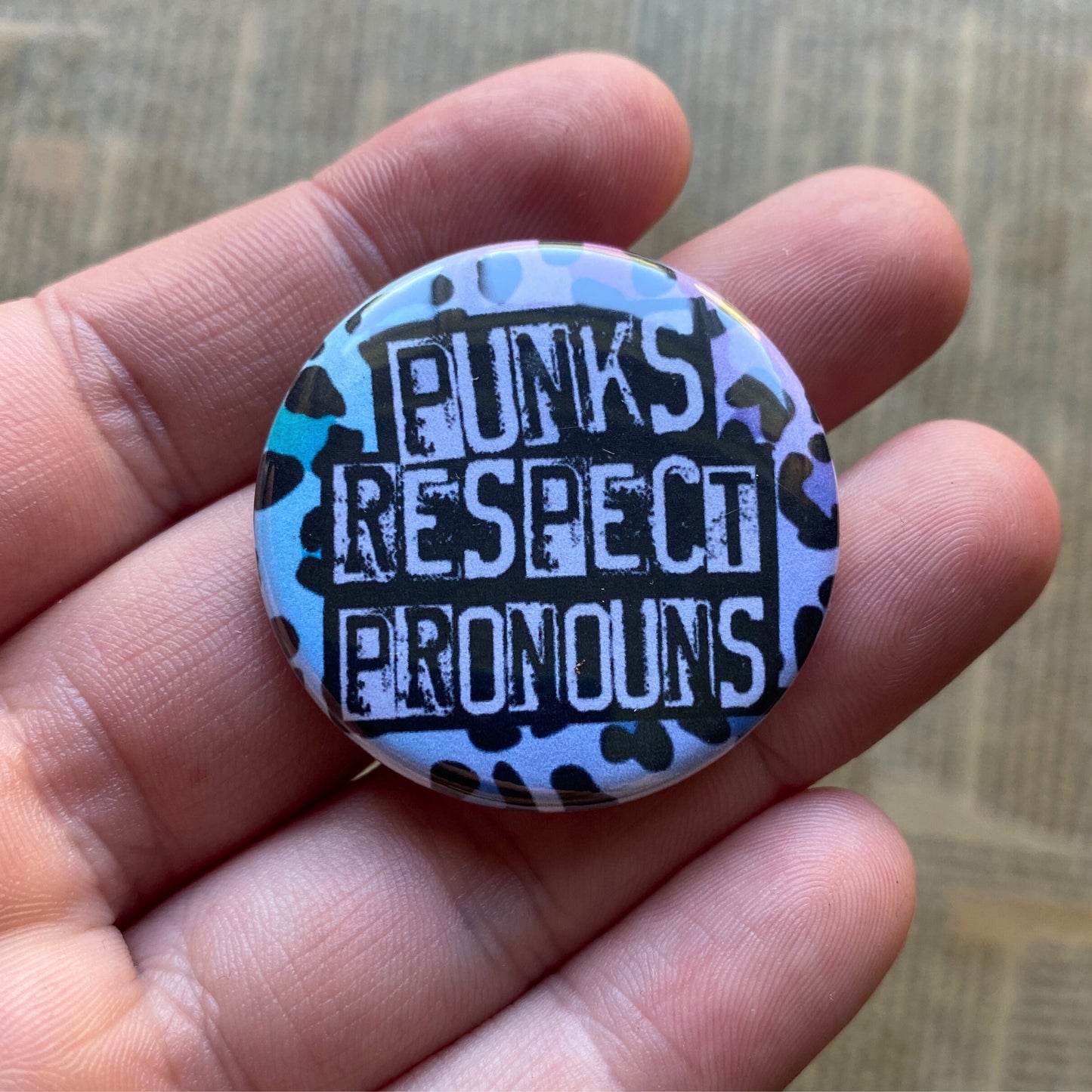 Punks respect pronouns - Pinssi