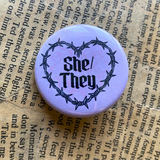 She/they - Pronominipinssi