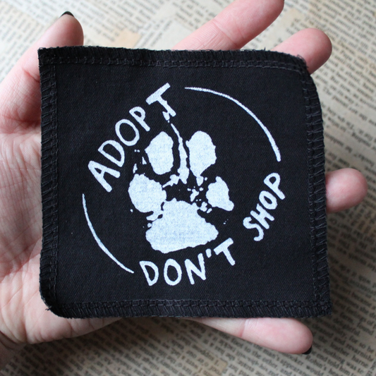 Adopt dont shop - pieni kangasmerkki